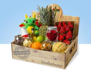 Cesta de Sant Jordi con dragón original exclusivo, fresas, piña, rosa, melón cantalupo, cítricos, chocolates, frutos secos, aceite de oliva y nata en espray